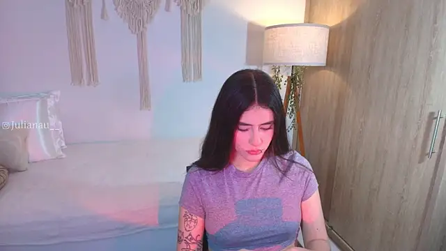 iriswest  online show from November 19, 2025, 12:21 am