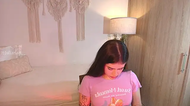 iriswest  online show from November 20, 2025, 12:22 am