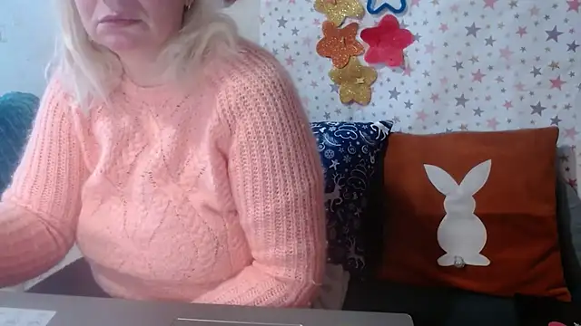 Snapshot of QueenLana chatting on December 15, 2025, 11:16 am QueenLana online show from December 15, 2025, 11:16 am