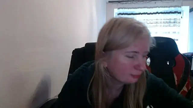 Snapshot of PeterAndJen chatting on May 3, 2026, 5:34 am PeterAndJen online show from May 3, 2026, 5:34 am