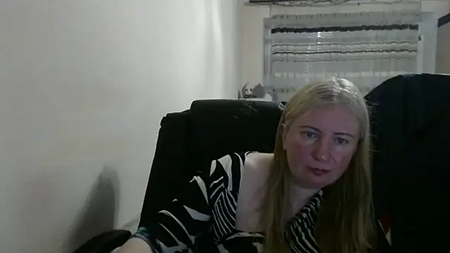 Snapshot of PeterAndJen chatting on May 10, 2026, 5:48 pm PeterAndJen online show from May 10, 2026, 5:48 pm