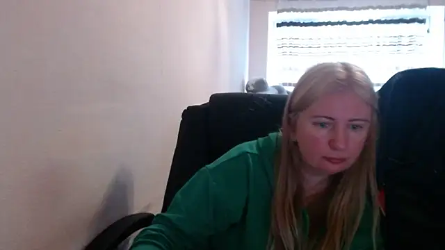 Snapshot of PeterAndJen chatting on April 20, 2026, 6:27 am PeterAndJen online show from April 20, 2026, 6:27 am
