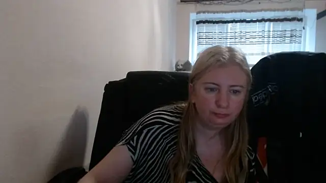 Snapshot of PeterAndJen chatting on May 13, 2026, 4:41 am PeterAndJen online show from May 13, 2026, 4:41 am