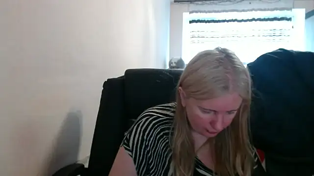 Snapshot of PeterAndJen chatting on May 11, 2026, 6:04 am PeterAndJen online show from May 11, 2026, 6:04 am