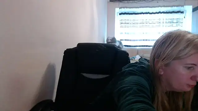 Snapshot of PeterAndJen chatting on May 16, 2026, 4:44 am PeterAndJen online show from May 16, 2026, 4:44 am