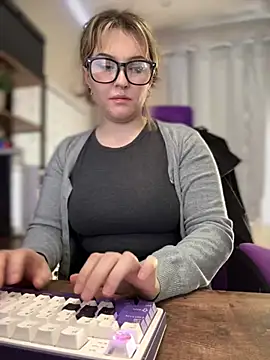 JennKenobi online show from February 19, 2025, 2:55 pm