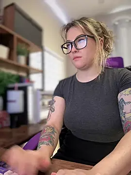 JennKenobi online show from February 19, 2025, 6:10 pm