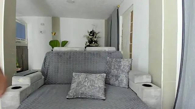 DulceRomance online show from January 15, 2026, 5:55 am