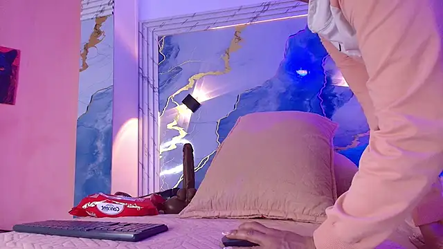 lorrayne  online show from November 4, 2025, 12:09 pm