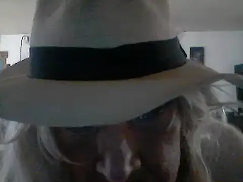 Snapshot of CROSSCOUNTRY1 chatting on December 5, 2024, 4:06 pm CROSSCOUNTRY1 online show from December 5, 2024, 4:06 pm