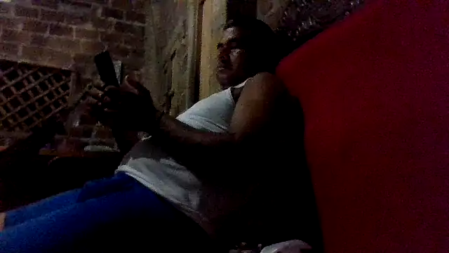 Snapshot of axomen chatting on June 7, 2026, 4:07 am axomen online show from June 7, 2026, 4:07 am