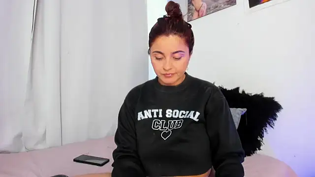 Sarah Jhonson online show from February 5, 2026, 9:32 pm