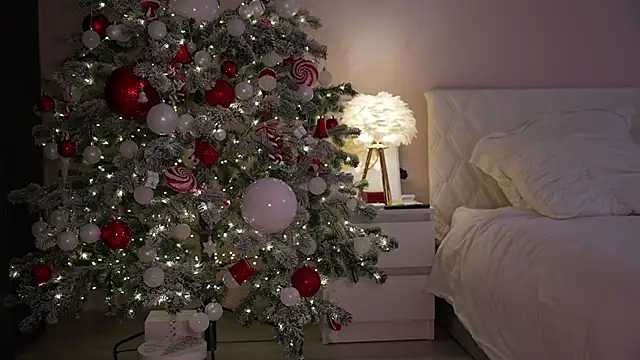 CatchMe1 online show from November 24, 2025, 4:51 pm