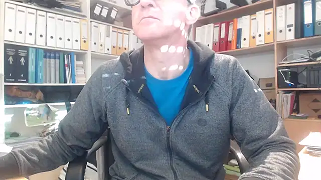 Snapshot of CMNM_Nbg chatting on December 18, 2025, 11:03 am CMNM Nbg online show from December 18, 2025, 11:03 am