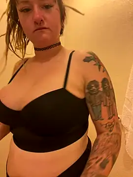 Snapshot of 1-800-FUCKYOU chatting on November 18, 2025, 5:05 pm 1-800-FUCKYOU online show from November 18, 2025, 5:05 pm