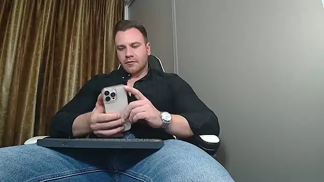 Snapshot of Thori92 chatting on December 15, 2025, 6:47 pm Thori92 online show from December 15, 2025, 6:47 pm