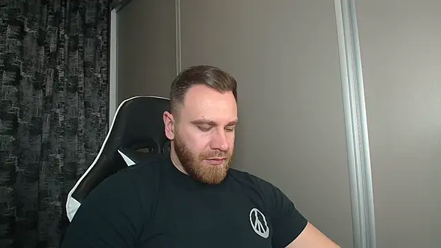 Snapshot of Thori92 chatting on February 18, 2026, 6:37 pm Thori92 online show from February 18, 2026, 6:37 pm