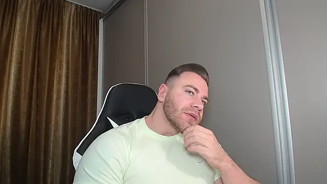 Snapshot of Thori92 chatting on December 21, 2025, 11:56 am Thori92 online show from December 21, 2025, 11:56 am