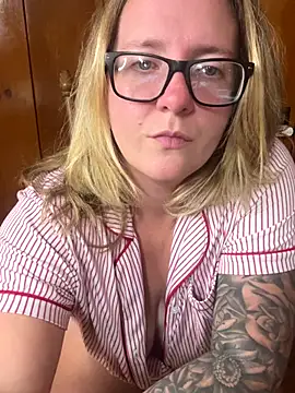 Snapshot of Lizzyloo chatting on November 20, 2025, 1:06 am Lizzyloo online show from November 20, 2025, 1:06 am