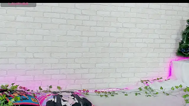 Snapshot of LinaKenny chatting on December 16, 2025, 9:57 am LinaKenny online show from December 16, 2025, 9:57 am