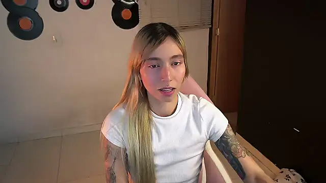 Snapshot of Saucy_Jenn chatting on May 24, 2026, 2:22 am Saucy Jenn online show from May 24, 2026, 2:22 am