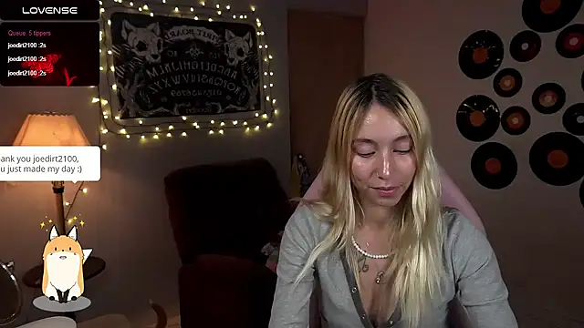 Snapshot of Saucy_Jenn chatting on March 16, 2025, 4:52 am Saucy Jenn online show from March 16, 2025, 4:52 am