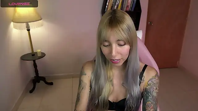 Snapshot of Saucy_Jenn chatting on February 15, 2026, 11:47 pm Saucy Jenn online show from February 15, 2026, 11:47 pm