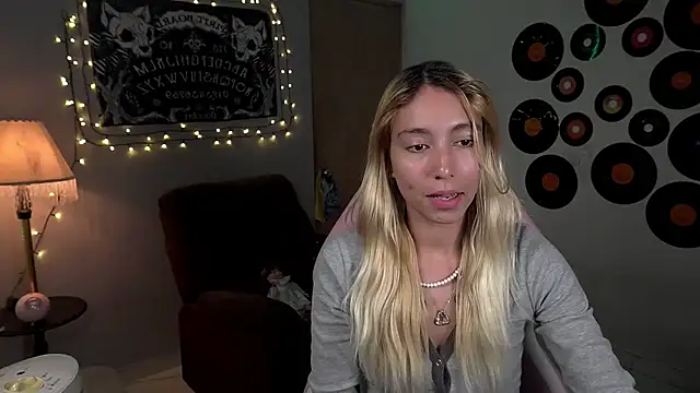 Snapshot of Saucy_Jenn chatting on March 16, 2025, 9:58 pm Saucy Jenn online show from March 16, 2025, 9:58 pm