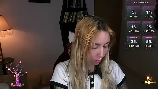 Snapshot of Saucy_Jenn chatting on October 30, 2025, 5:06 am Saucy Jenn online show from October 30, 2025, 5:06 am