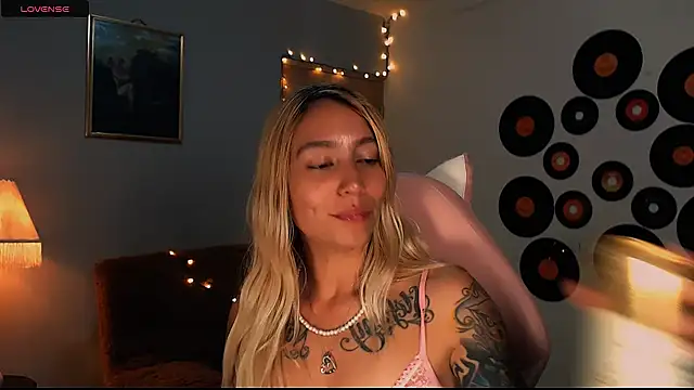 Snapshot of Saucy_Jenn chatting on March 2, 2025, 5:01 am Saucy Jenn online show from March 2, 2025, 5:01 am