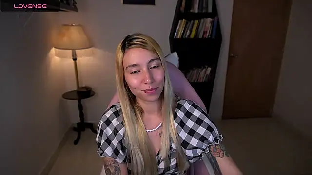 Snapshot of Saucy_Jenn chatting on November 23, 2025, 2:32 am Saucy Jenn online show from November 23, 2025, 2:32 am