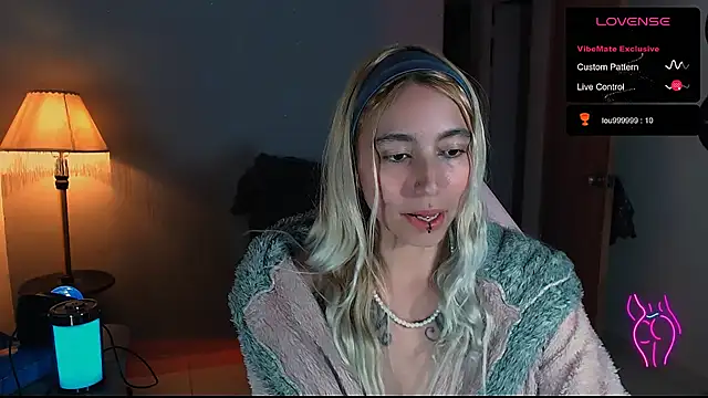 Snapshot of Saucy_Jenn chatting on December 29, 2024, 3:11 am Saucy Jenn online show from December 29, 2024, 3:11 am