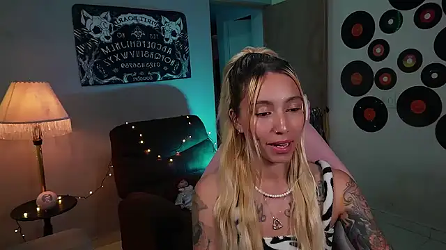 Snapshot of Saucy_Jenn chatting on March 9, 2025, 3:01 am Saucy Jenn online show from March 9, 2025, 3:01 am