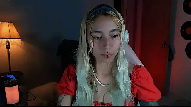 Snapshot of Saucy_Jenn chatting on December 29, 2024, 9:52 pm Saucy Jenn online show from December 29, 2024, 9:52 pm