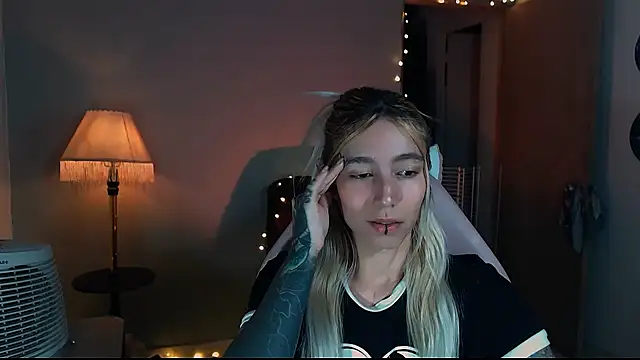 Snapshot of Saucy_Jenn chatting on January 24, 2025, 2:28 am Saucy Jenn online show from January 24, 2025, 2:28 am