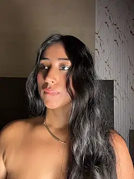 Snapshot of Valentinne_z chatting on April 18, 2026, 3:36 pm Valentinne z online show from April 18, 2026, 3:36 pm