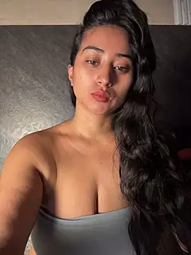Snapshot of Valentinne_z chatting on May 15, 2026, 10:35 am Valentinne z online show from May 15, 2026, 10:35 am