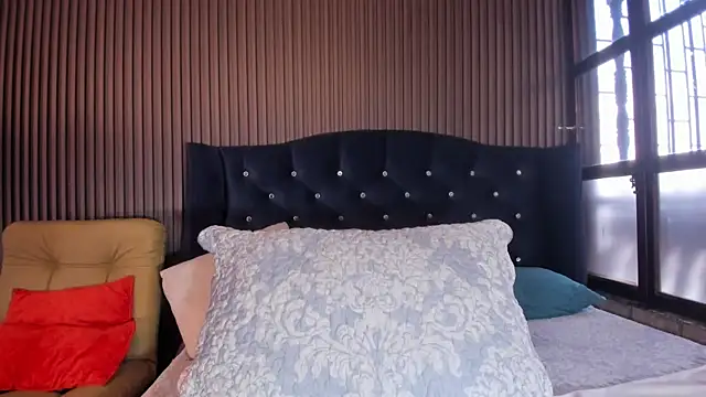 JuliaDawson  online show from February 11, 2026, 10:20 pm