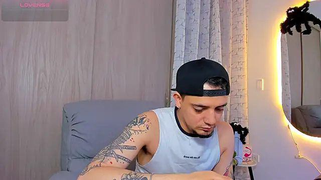 alejandro calderon1 online show from October 19, 2025, 5:43 am