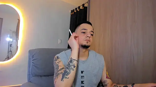 alejandro calderon1 online show from February 24, 2025, 5:00 am