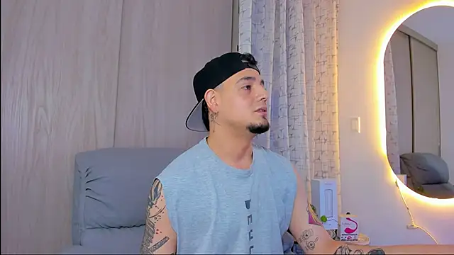 alejandro calderon1 online show from November 4, 2025, 3:32 am