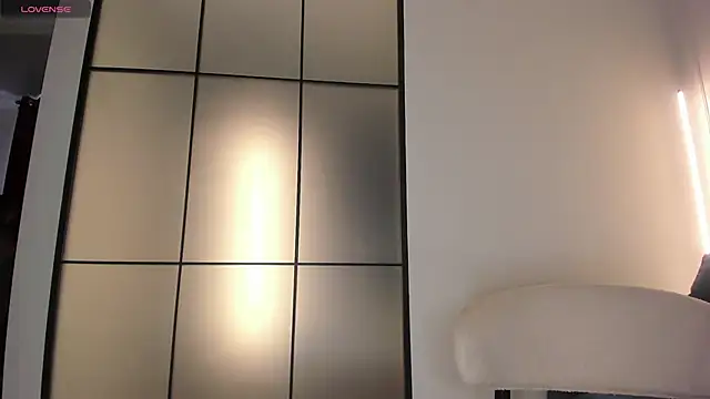 Lunaonekiss online show from November 19, 2025, 8:47 am