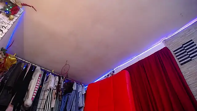 hornytsblonde online show from December 18, 2025, 2:10 pm