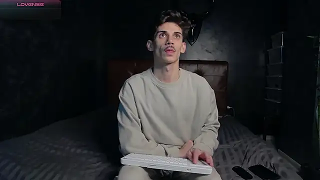 DanielCrush1 online show from December 3, 2025, 2:16 pm