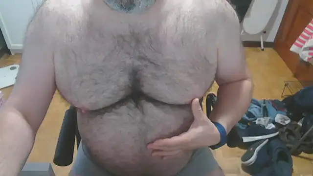 Snapshot of mikeyhotbear chatting on June 4, 2026, 5:01 am mikeyhotbear online show from June 4, 2026, 5:01 am