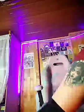 Snapshot of _Laary chatting on December 18, 2024, 11:30 pm Laary online show from December 18, 2024, 11:30 pm