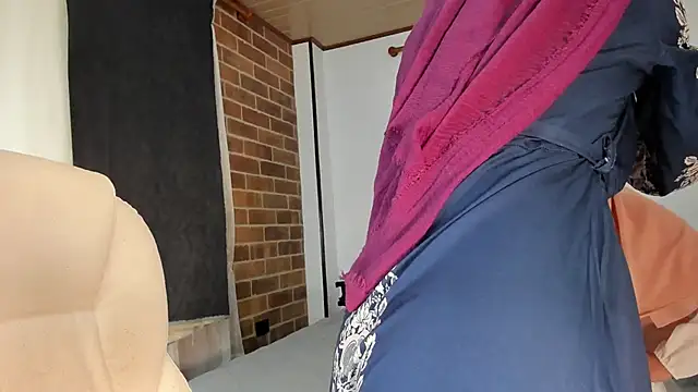 Snapshot of adila_anich chatting on November 7, 2025, 11:30 pm adila anich online show from November 7, 2025, 11:30 pm