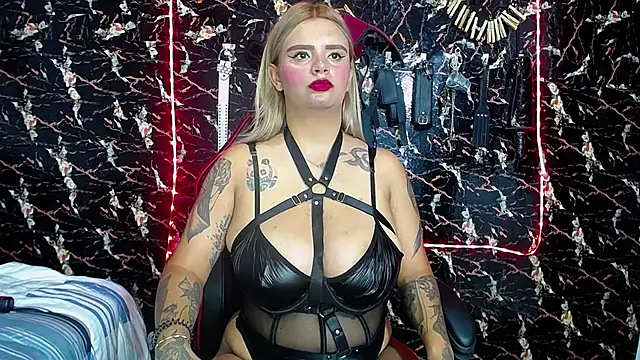 Snapshot of mia_boobs_hot chatting on October 25, 2025, 10:43 pm mia boobs hot online show from October 25, 2025, 10:43 pm