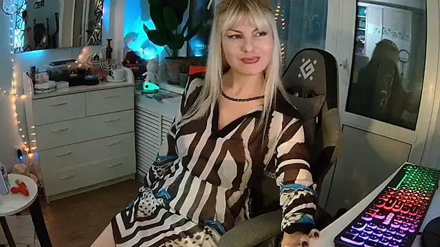 GlamSquirt online show from November 17, 2025, 5:28 pm