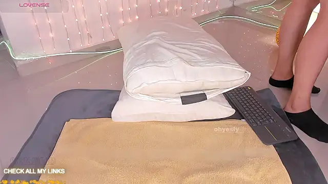 ohyesly  online show from January 12, 2026, 10:11 am